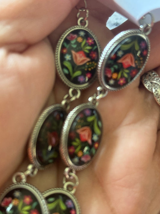Floral frame bracelet